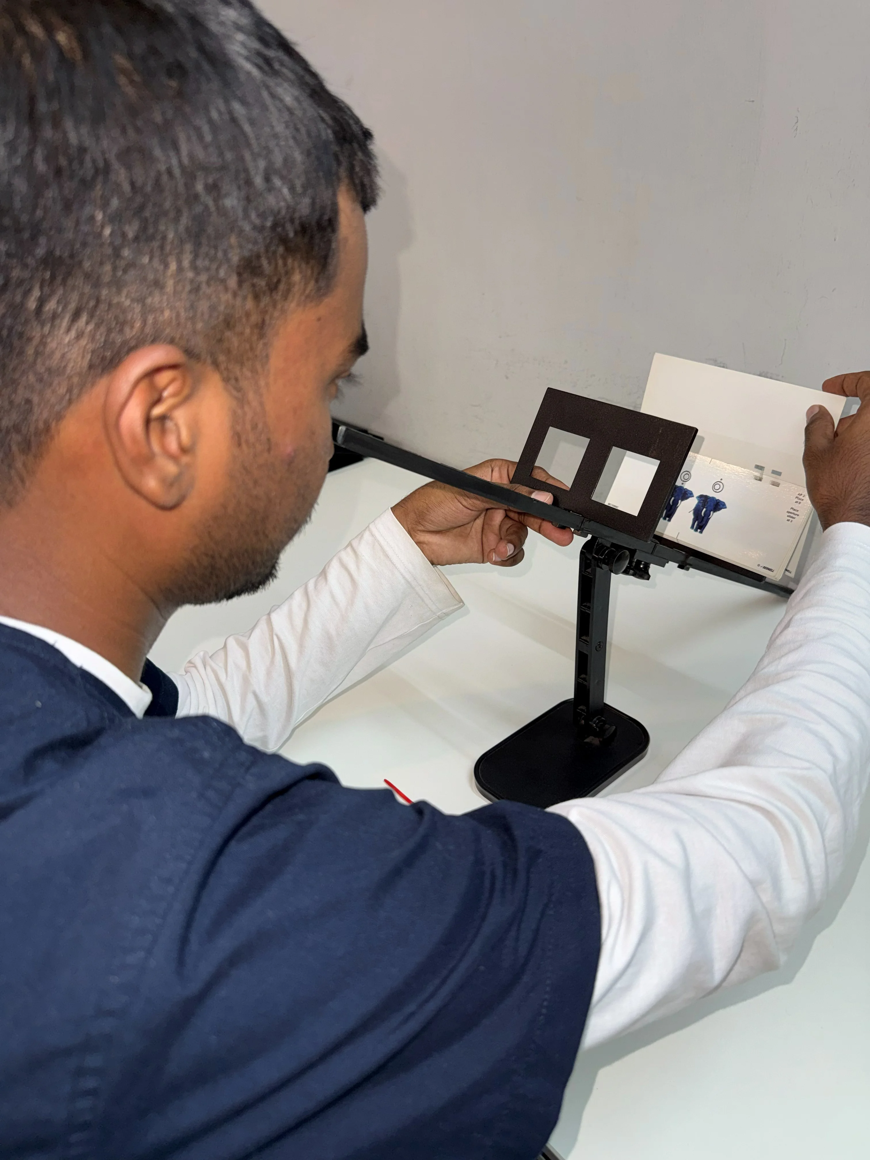 Stereoscope fusion card exercise at Caring Vision Therapy, Ashok Nagar